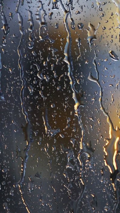 Капли на стекле