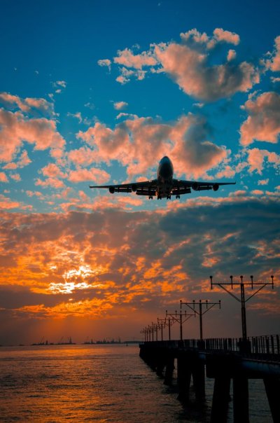 Самолет над городом