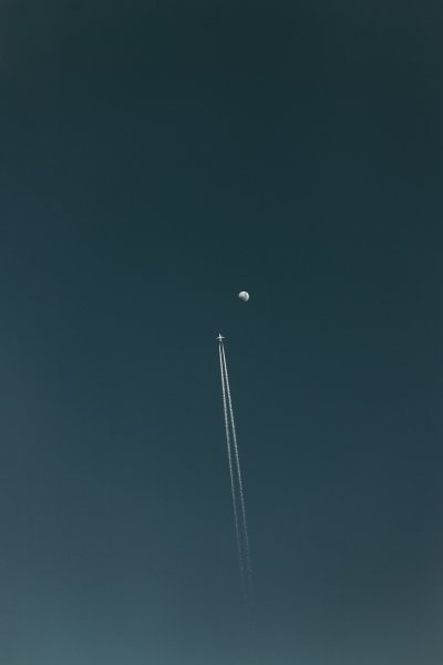 Самолет в небе Минимализм