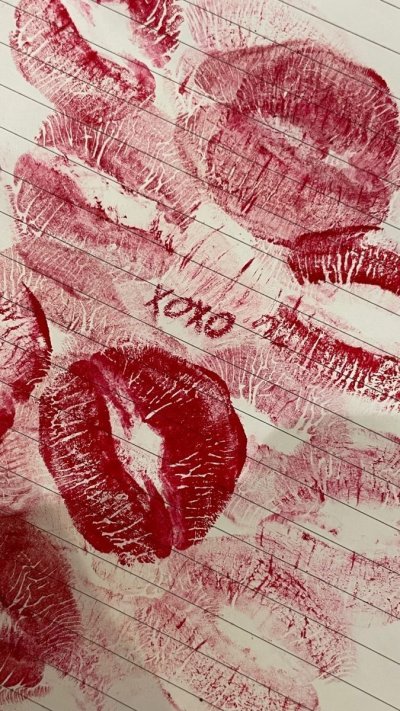 Обои на телефон поцелуи на бумаге