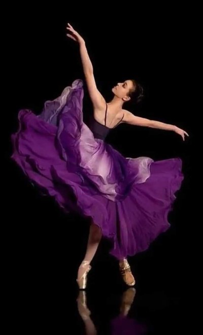 Балерина в фиолетовом платье