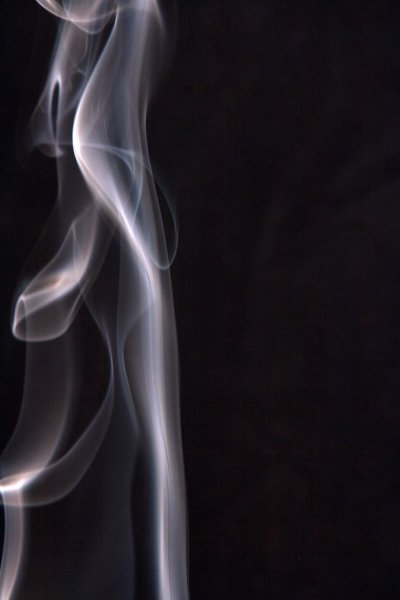 Дым на черном фоне