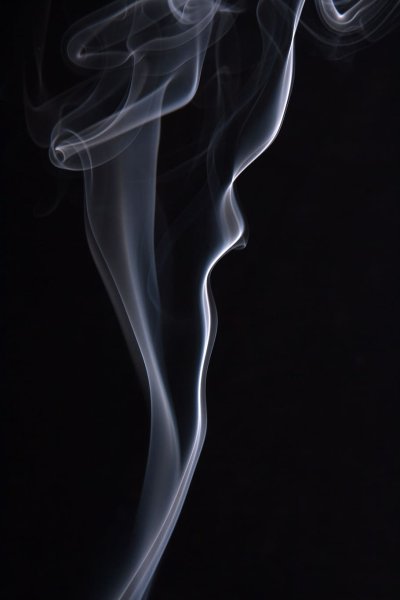 Дым на черном фоне
