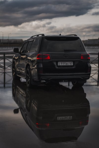 Toyota Land Cruiser 200 черный