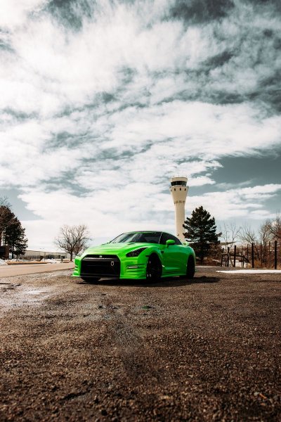 Зеленый спорткар