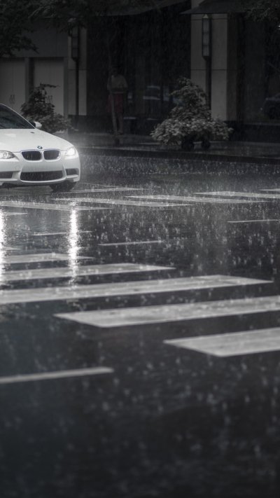 Машина под дождем