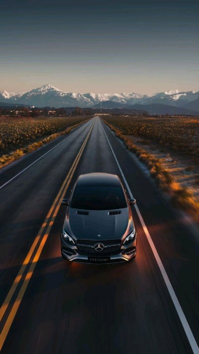 Машина на дороге