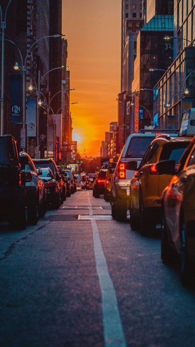 Машина на дороге в городе