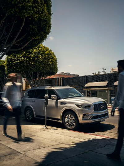 Инфинити qx80 с человеком