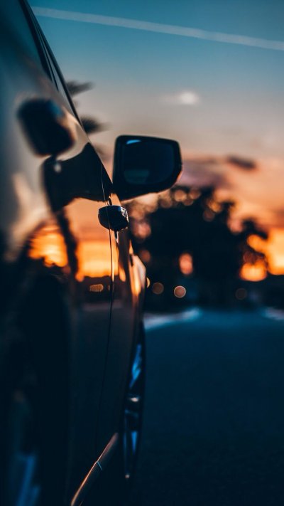 Машина на дороге