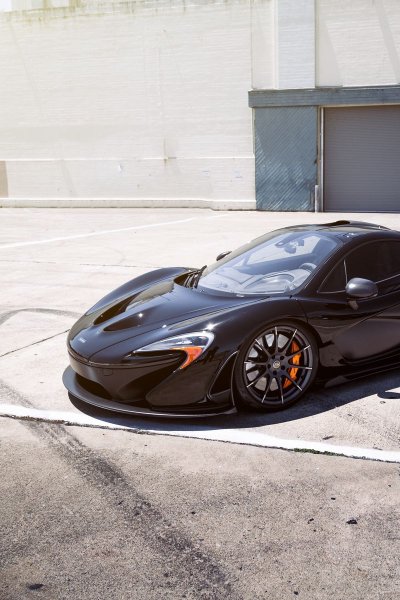 Черный спорткар