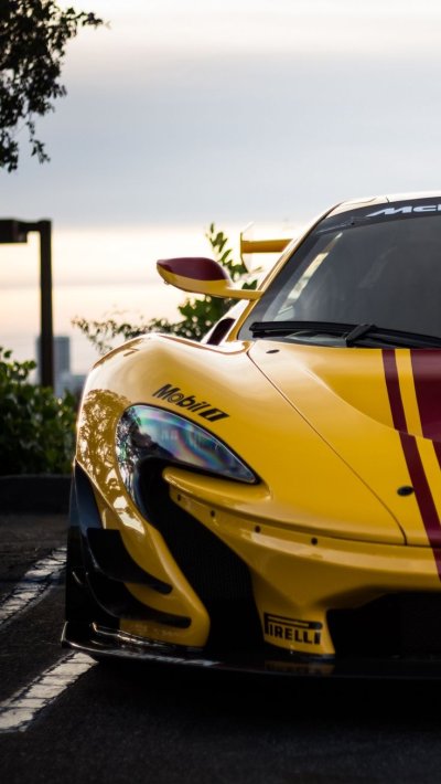 Желтый автомобиль