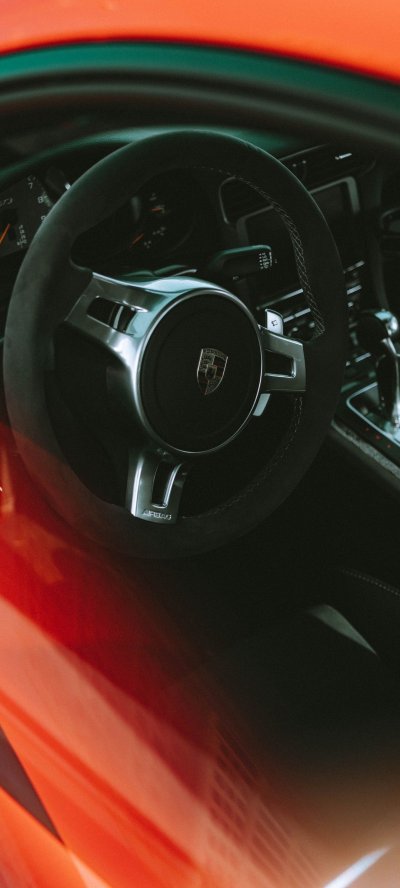 Красный руль Porsche