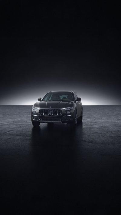 Maserati Levante в темноте с включенными фарами