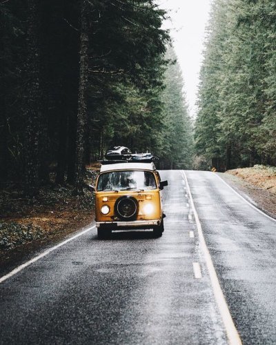 Машина на дороге