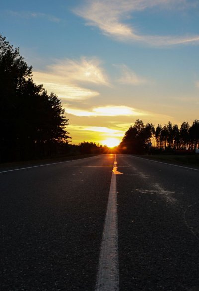 Красивый закат дорога