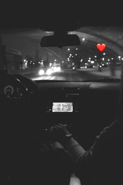 Парень с девушкой в машине ночью