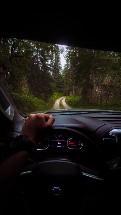 Девушка за рулем Шевроле