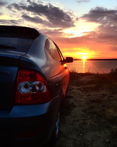 Машина на фоне заката