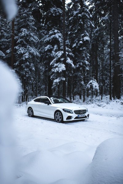 Автомобиль в зимнем лесу