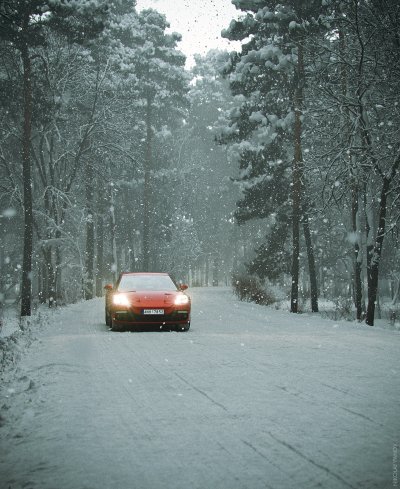 Машина на зимней дороге