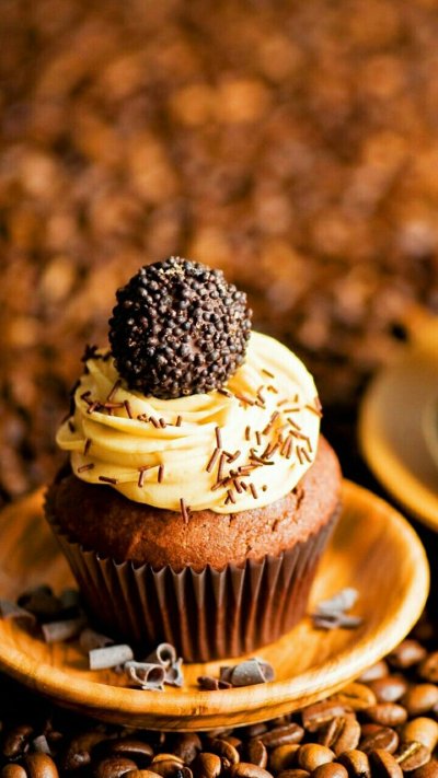 Красивые пирожные и кофе