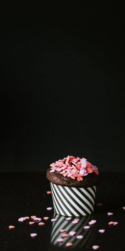 Кекс на черном фоне