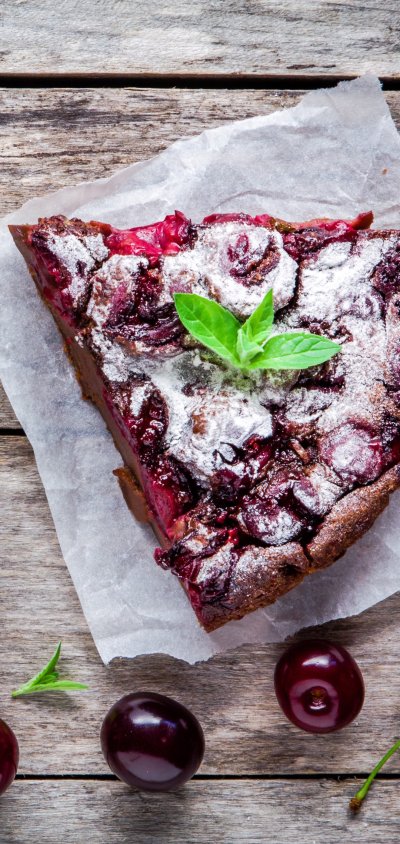 Выпечка с вишней