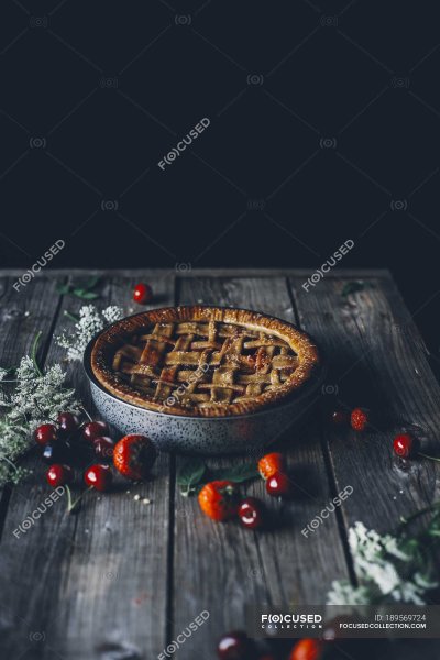 Еда на темном деревянном фоне