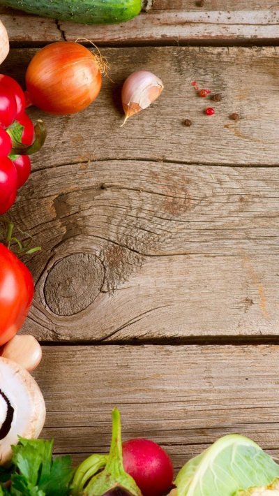 Овощи на деревянном столе