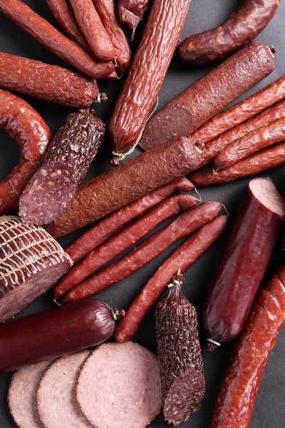 Колбасные изделия сосиски на б
