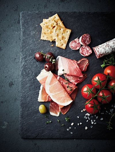 Колбаса на черном фоне