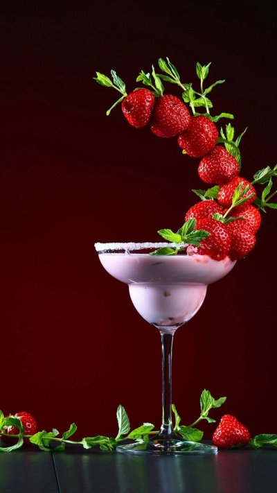 Ягоды на черном фоне