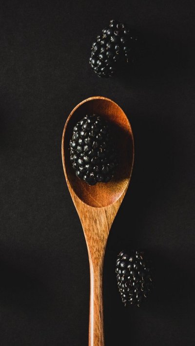 Ложка на черном фоне