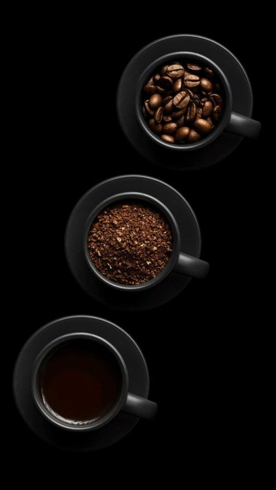 Чашка кофе на темном фоне