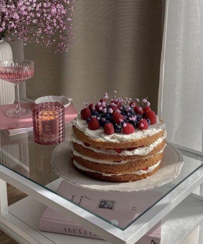 Торт украшенный вафельными трубочками