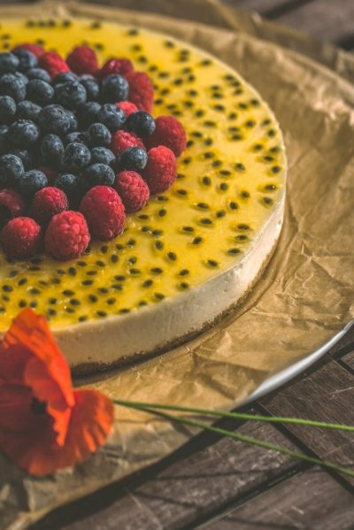 Украшение торта черникой