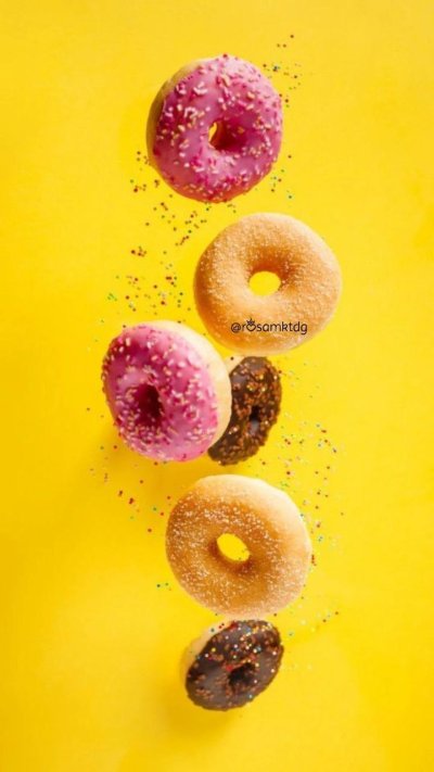 Пончик на желтом фоне