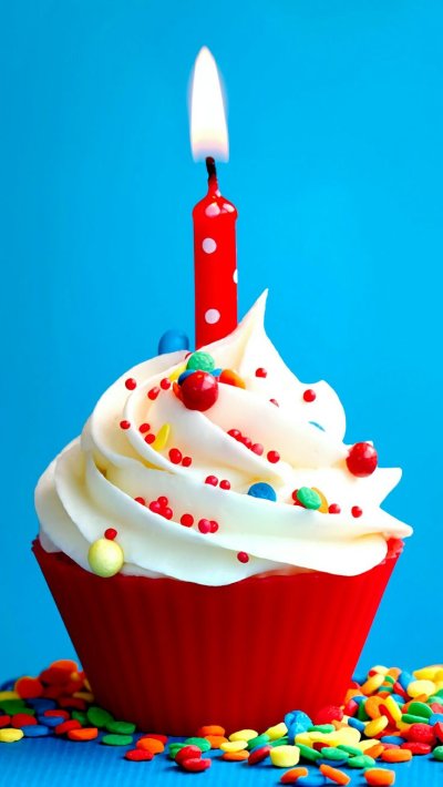 Пирожное со свечкой