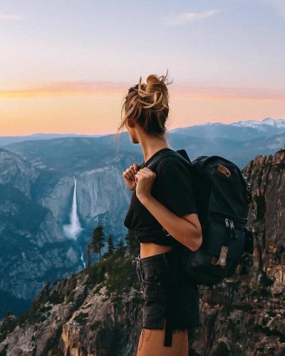 Девушка путешествует