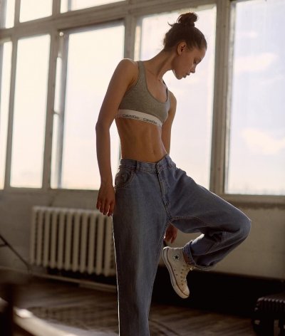 Худое тело девушки