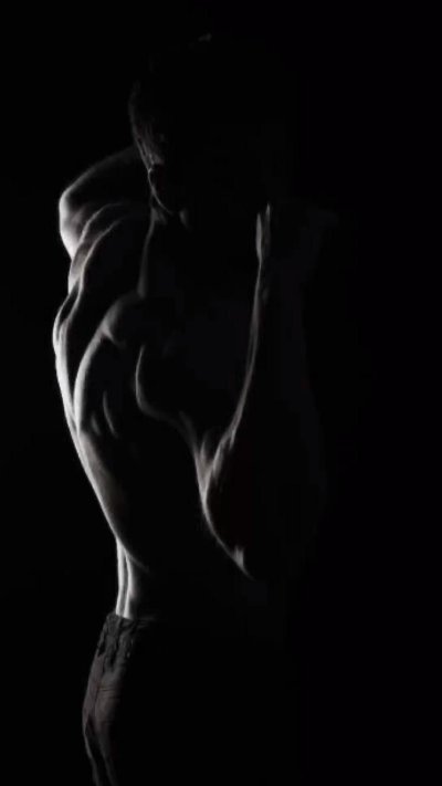 Женское тело в темноте