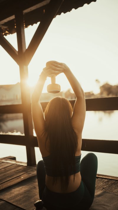 Девушка на пирсе закат