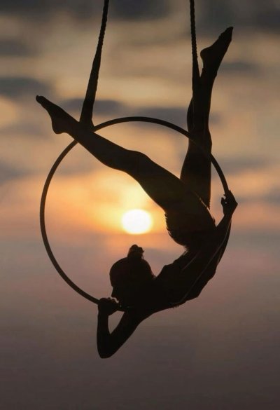 Девушка акробат