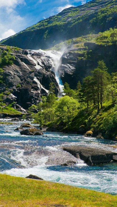 Водопад в горах