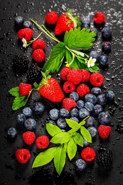 Ягоды на черном фоне