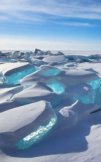 Бирюзовый лед на Байкале