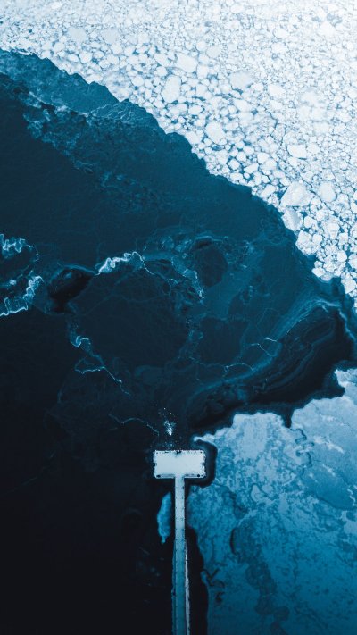 Замерзшее озеро вид сверху