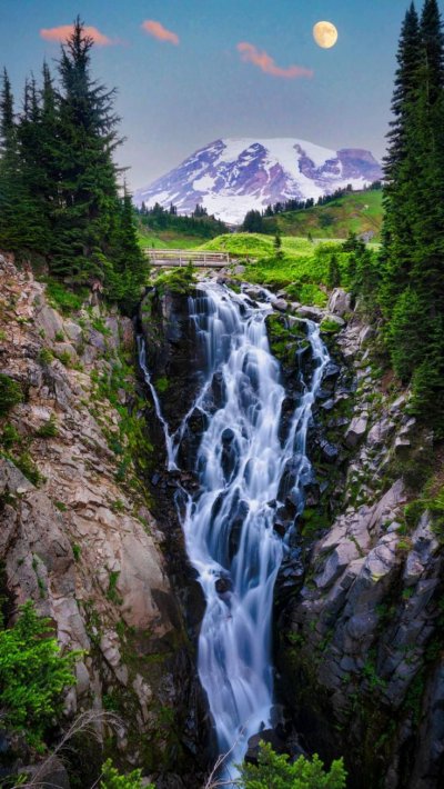 Водопад в горах