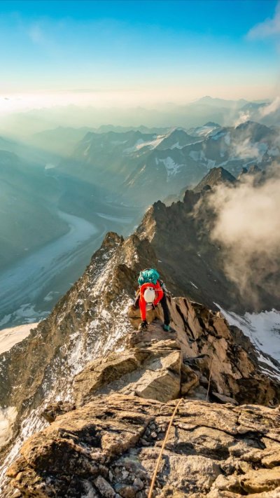 Гора и скалолаз